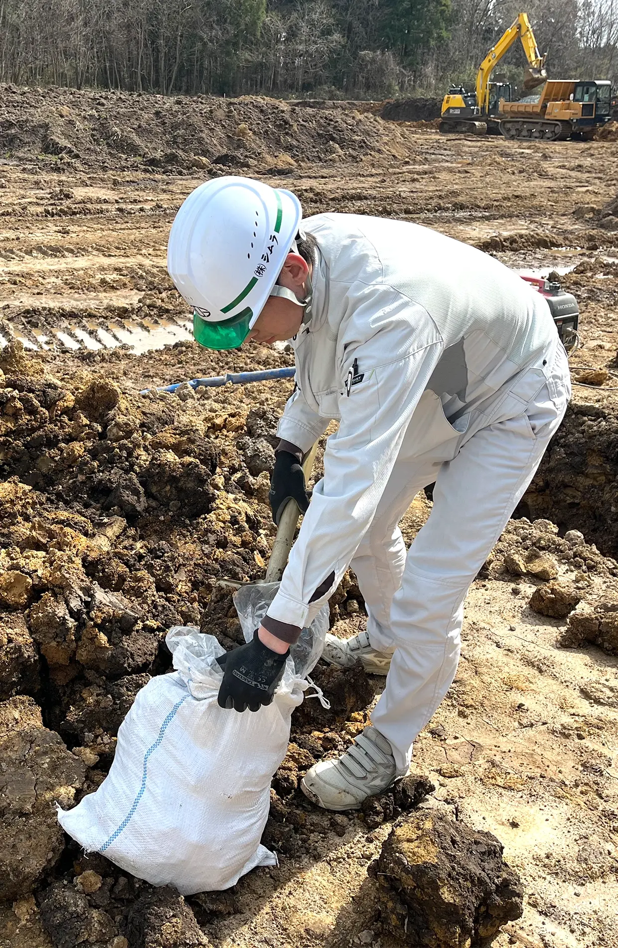 土質試験業務をおこなっている写真