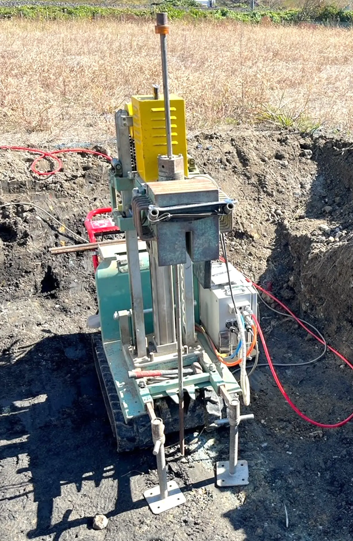 地盤調査・原位置試験をおこなっている写真